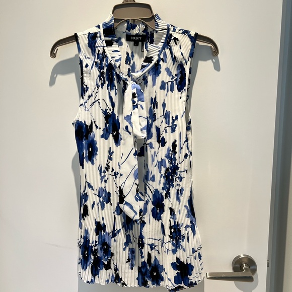 💙 Elegant & sexy unique pleated sleeveless top with a ruffled neck and tie NWOT - Picture 11 of 15